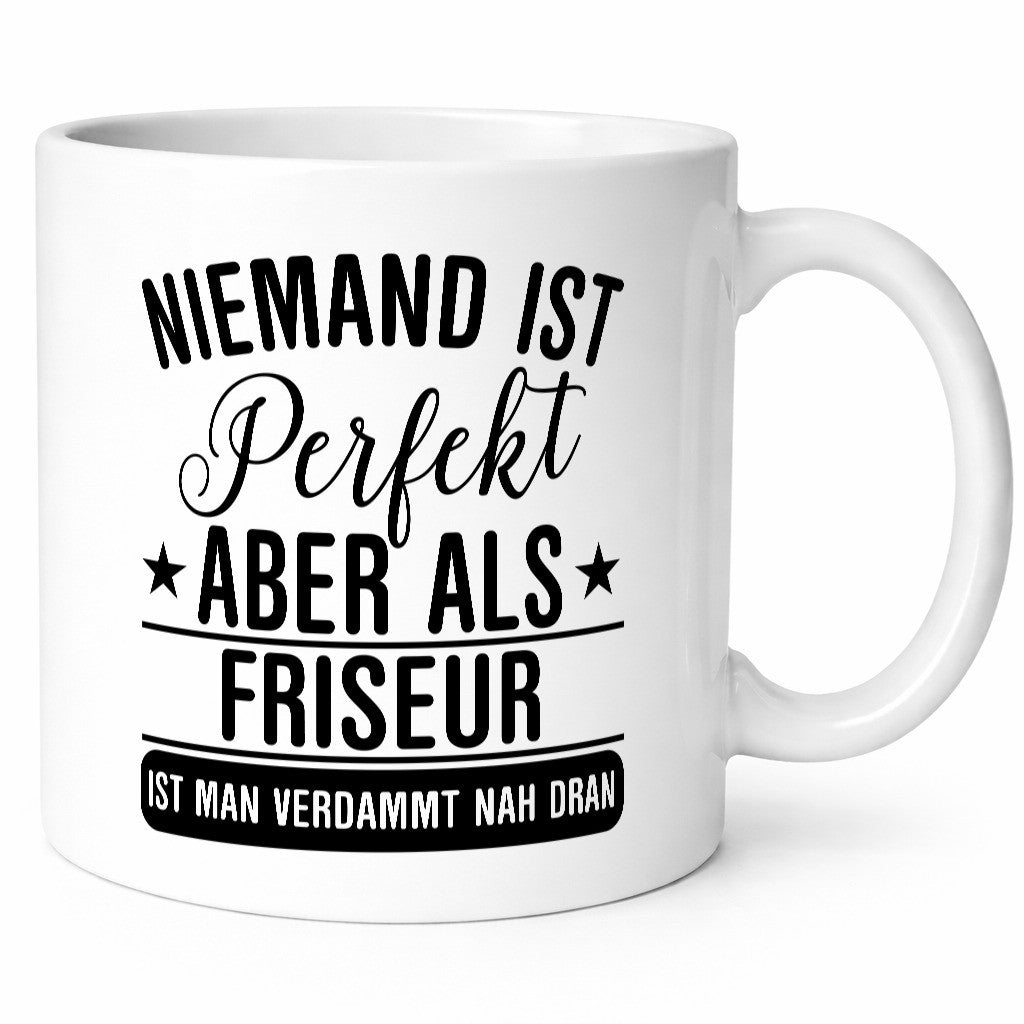 Verdammt nah dran: Friseur | Frisör Humor Geschenkidee Tasse