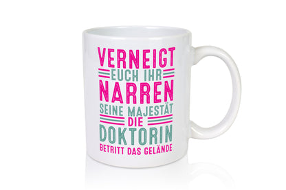 Verneigt euch: Doktorin | Doktorand Doktortitel v2 Geschenkidee Humor Tasse