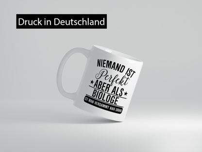 Verdammt nah dran: Biologe | Biologie Naturforscher Geschenkidee Humor Tasse
