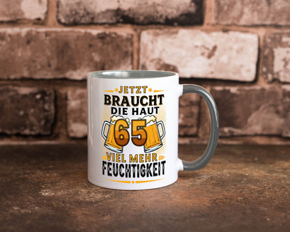 65 braucht die haut mehr Feuchtigkeit | 65. Geburtstag Humor Geschenkidee Tasse