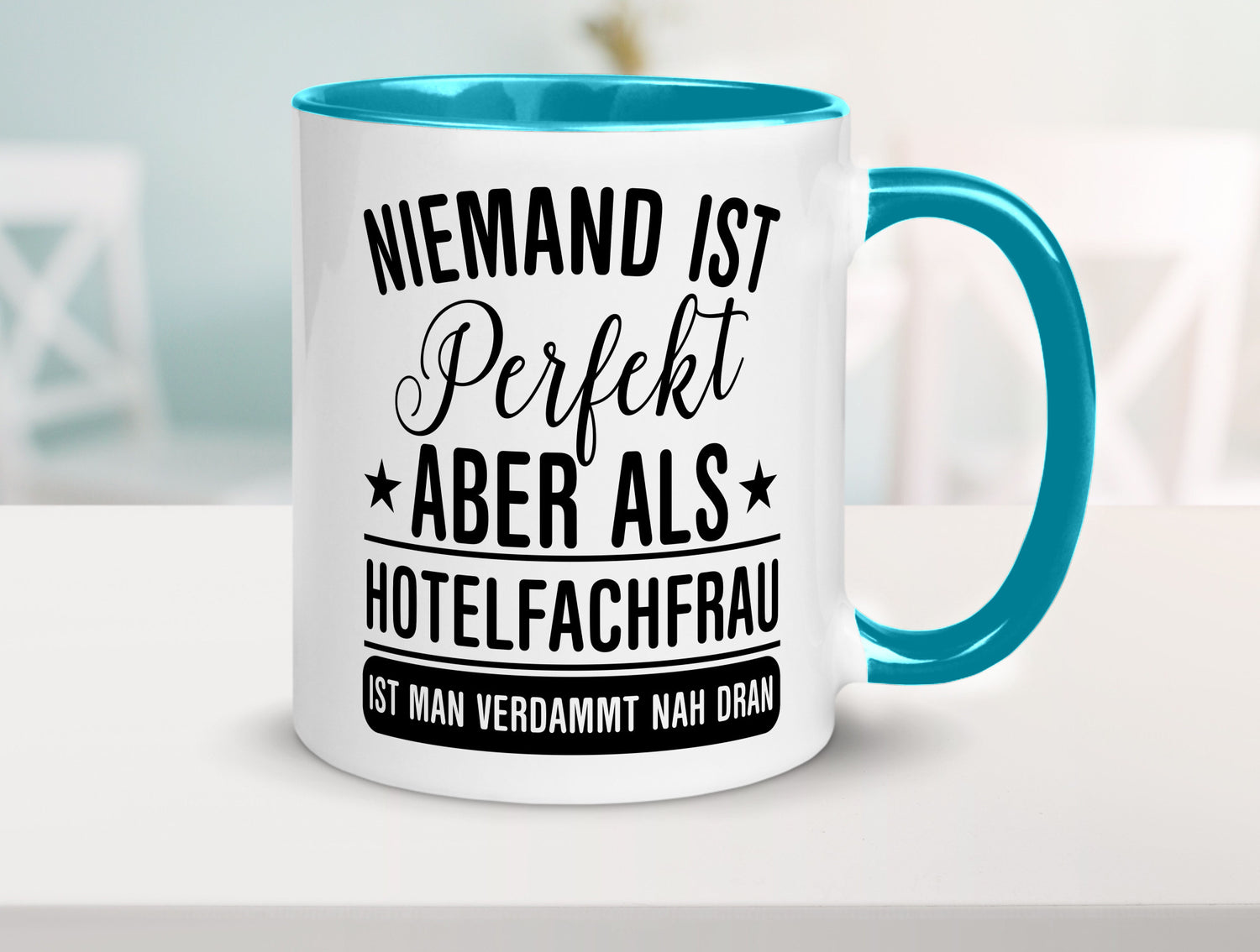 Verdammt nah dran: Hotelfachfrau | Hotel Humor Geschenkidee Tasse