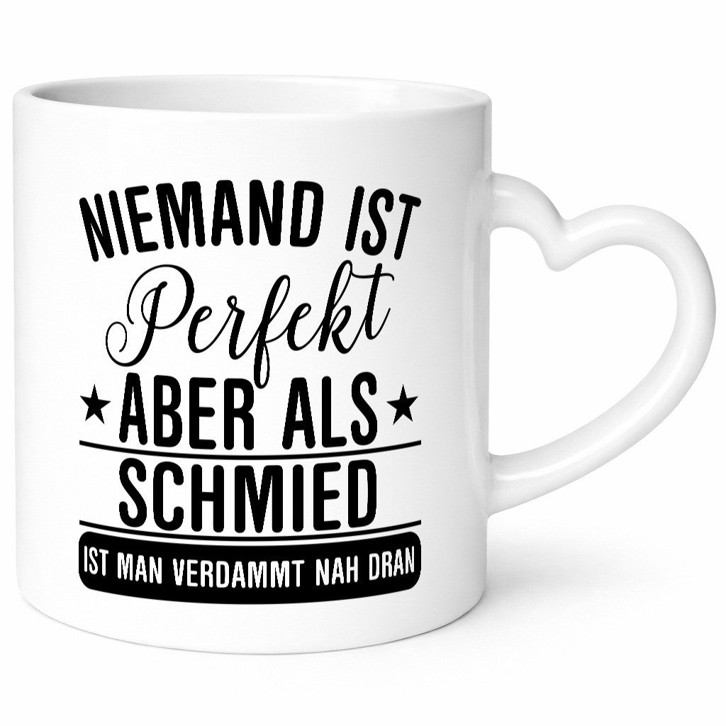 Verdammt nah dran: Schmied | schmieden lustig Humor Geschenkidee Geschenk Tasse