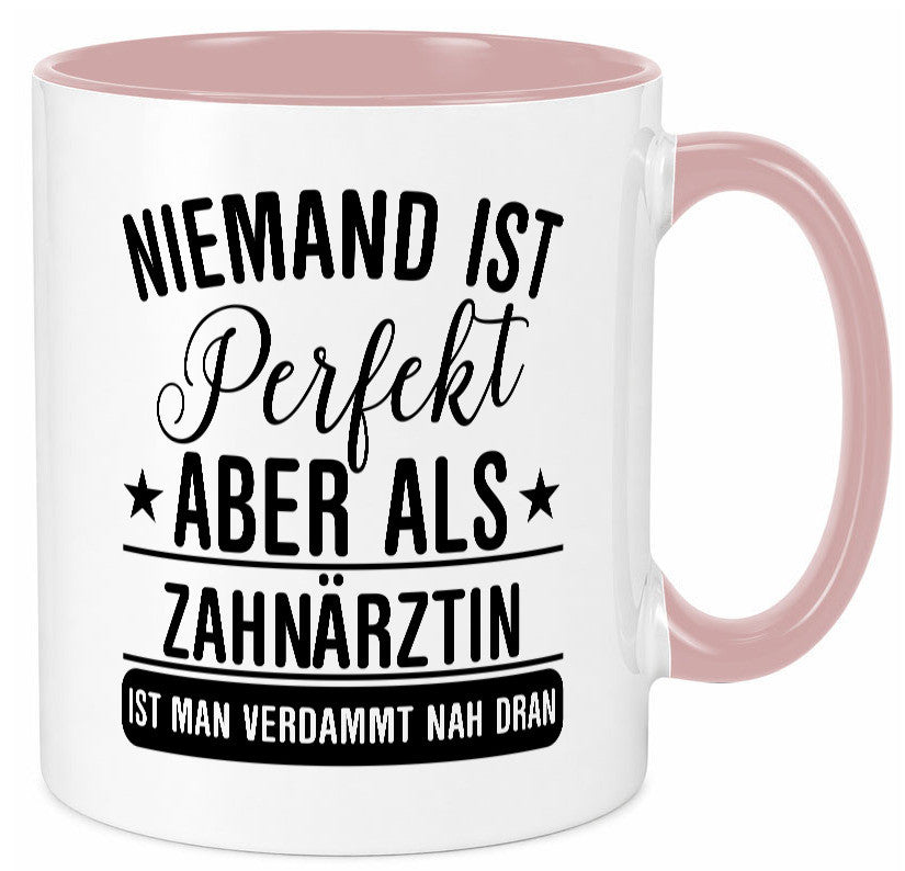 Verdammt nah dran: Zahnärztin | Zahnmedizin Beruf lustig Arbeit Kollegen Büro