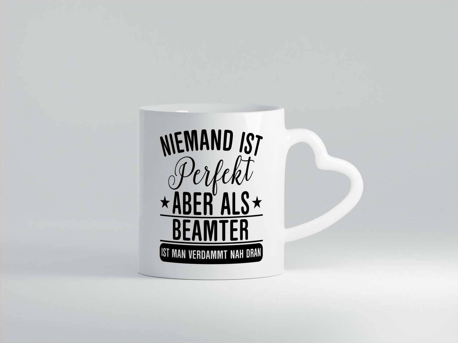 Verdammt nah dran: Beamter | Verbeamtung Dienst Geschenk Humor Geschenkidee