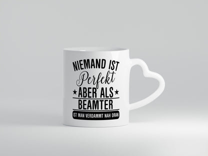 Verdammt nah dran: Beamter | Verbeamtung Dienst Geschenk Humor Geschenkidee