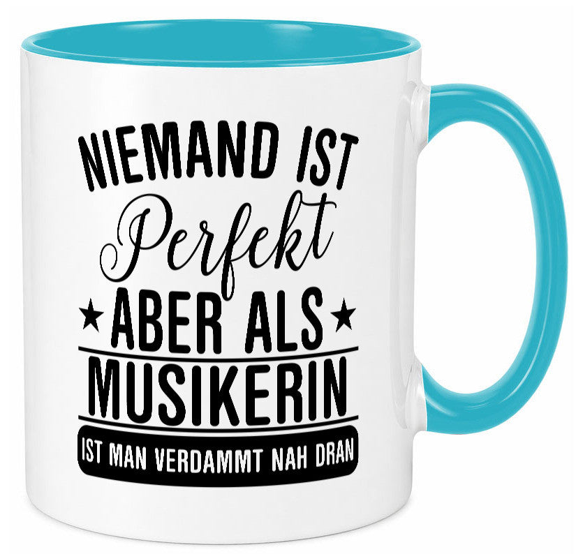 Verdammt nah dran: Musikerin | Musik Musikantin Geschenkidee Humor Tasse