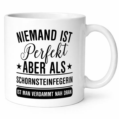 Verdammt nah dran: Schornsteinfegerin | Kaminkehrer Geschenkidee Humor Tasse