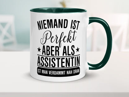 Verdammt nah dran: Assistentin | Assistenz Hilfskraft lustiger Spruch Geschenk