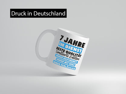 7 Jahre im Dienst | Jubiläum Arbeit v6 lustig Kollegen Büro Geschenk Tasse