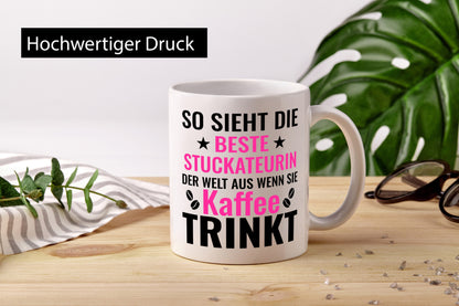 Kaffee trinkt: Stuckateurin | Innenausbau Geschenk Humor Geschenkidee lustiger