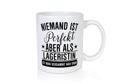 Verdammt nah dran: Lageristin | Beruf Lager Arbeiterin Humor Arbeit Kollegen