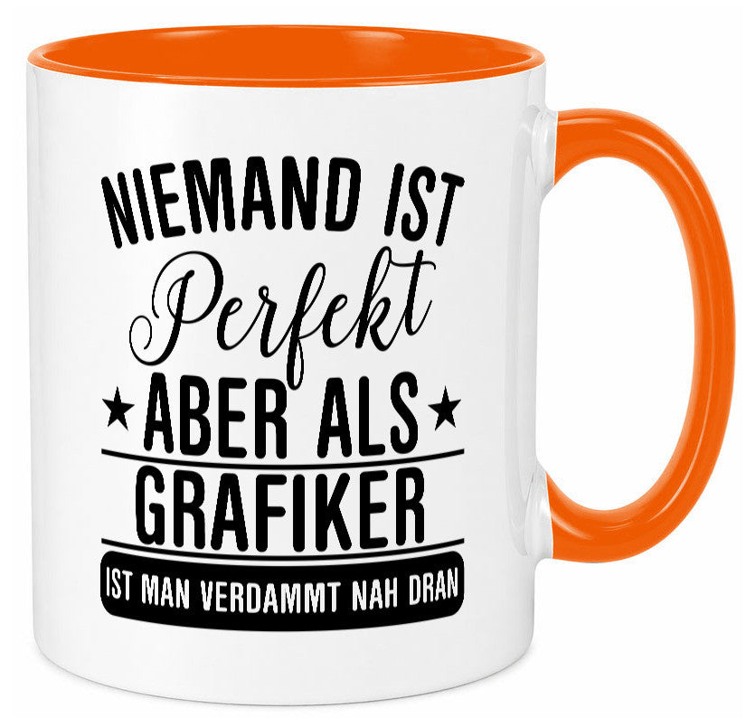Verdammt nah dran: Grafiker | Grafik Design Humor Geschenkidee Tasse