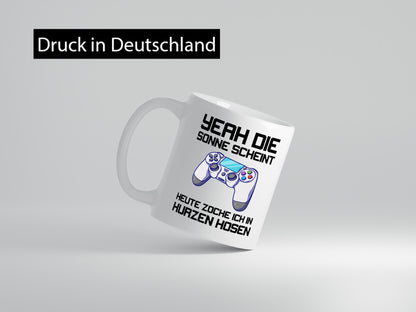 Zocken in kurzen Hosen | Gamer Tasse Statement Humor Geschenkidee