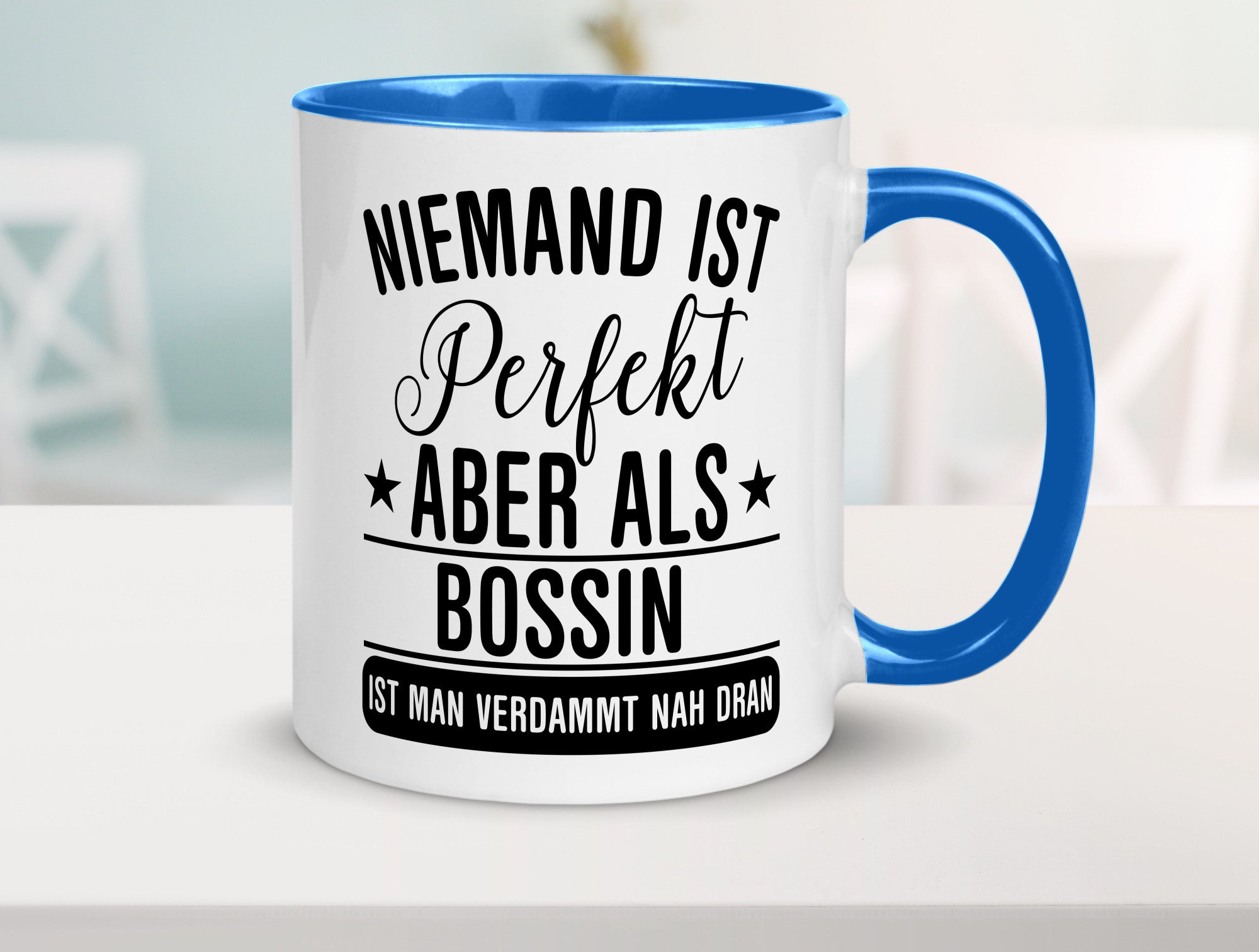 Verdammt nah dran: Bossin | Führungskraft Vorgesetzte Humor Geschenkidee Tasse