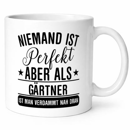 Verdammt nah dran: Gärtner | Gartenbau lustig Humor Geschenkidee Geschenk Tasse