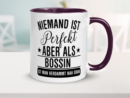 Verdammt nah dran: Bossin | Führungskraft Vorgesetzte Humor Geschenkidee Tasse