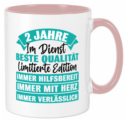 2 Jahre im Dienst | Jubiläum Arbeit v2 Geschenk Kollegen Büro lustiger Spruch Tasse