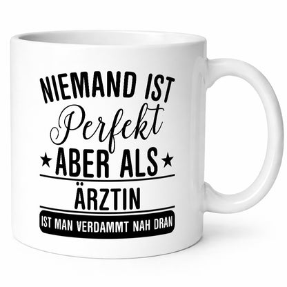 Verdammt nah dran: Ärztin | Medizin Doktorin Fachärztin Geschenkidee Humor Tasse