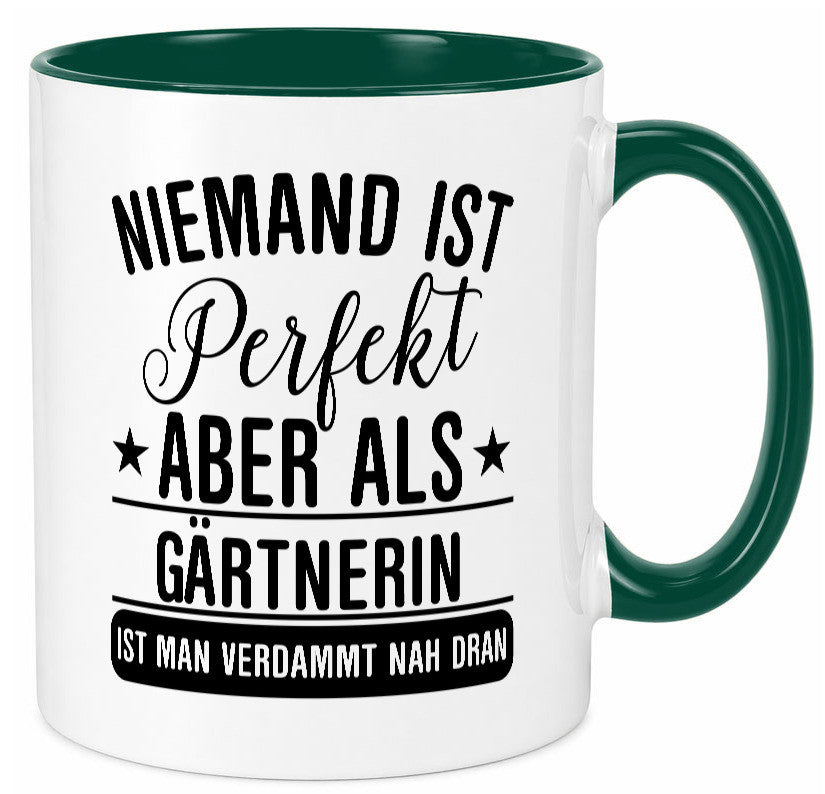 Verdammt nah dran: Gärtnerin | Gartenbau lustig Humor Geschenkidee Geschenk