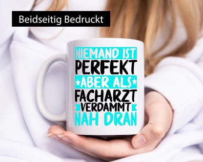 Niemand ist perfekt | Facharzt Ärzte Selbstbewusst Humor Geschenkidee Tasse