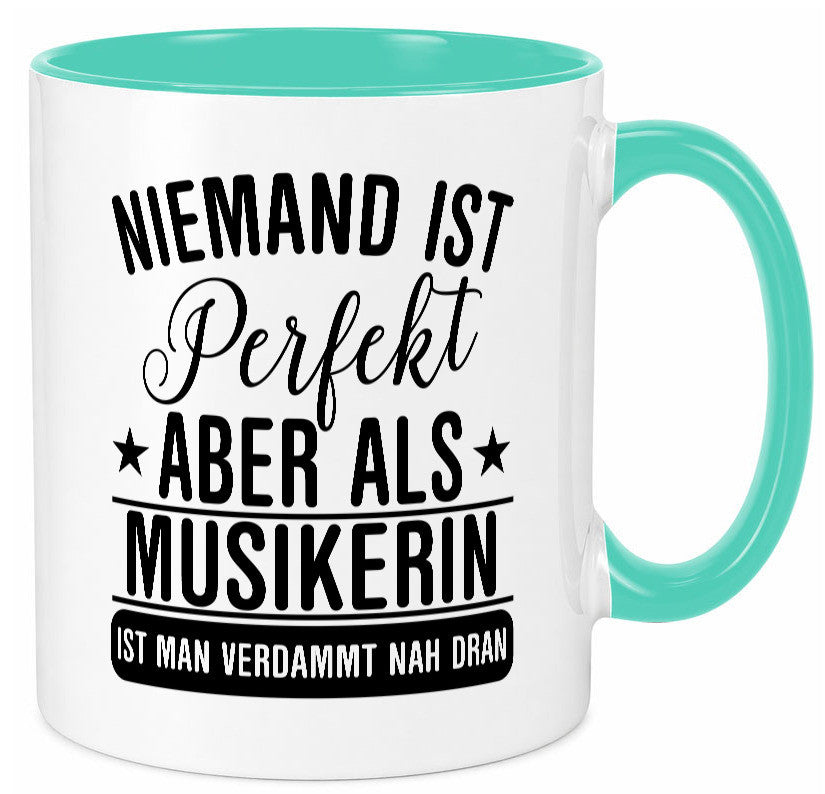 Verdammt nah dran: Musikerin | Musik Musikantin Geschenkidee Humor Tasse