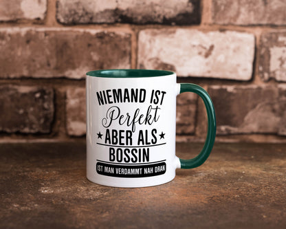 Verdammt nah dran: Bossin | Führungskraft Vorgesetzte Humor Geschenkidee Tasse