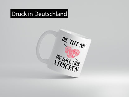 Die tut nix will nur Stricken | Frau lustig Humor Geschenkidee Geschenk Tasse