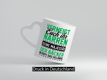 Der Bäcker betritt den Raum | Verneigt euch meister Humor Geschenkidee Tasse