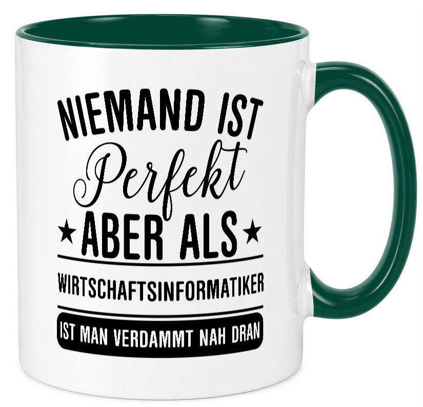 Verdammt nah dran: Wirtschaftsinformatiker | Informatik Humor Geschenkidee Tasse