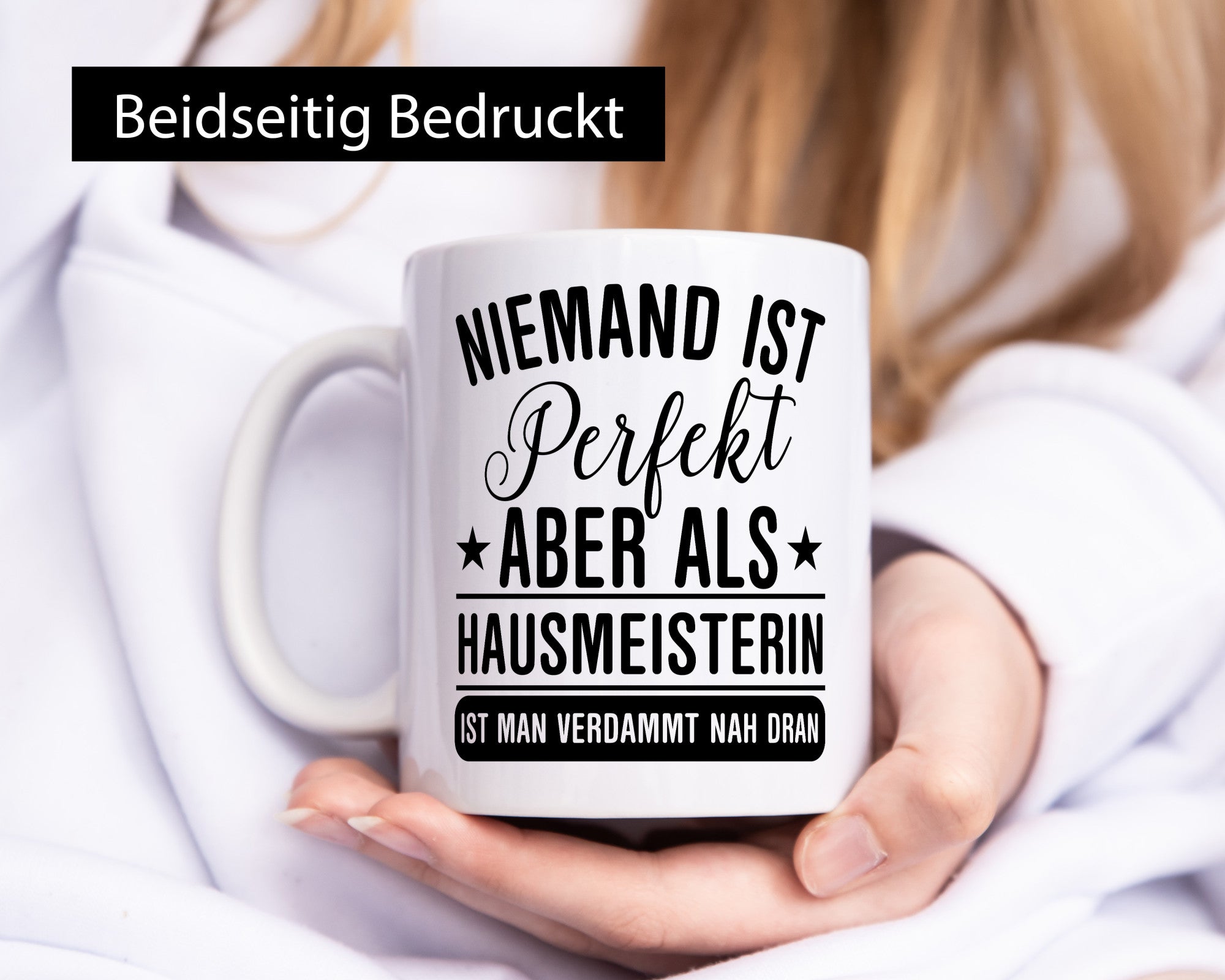 Verdammt nah dran: Hausmeisterin | Hauswart Humor Geschenkidee Tasse