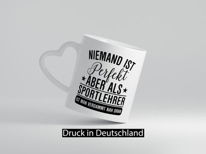 Verdammt nah dran: Sportlehrer | Lehrer Sport Geschenk Humor Geschenkidee