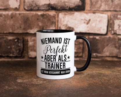 Verdammt nah dran: Trainer | Verein Sport Humor Geschenkidee Tasse