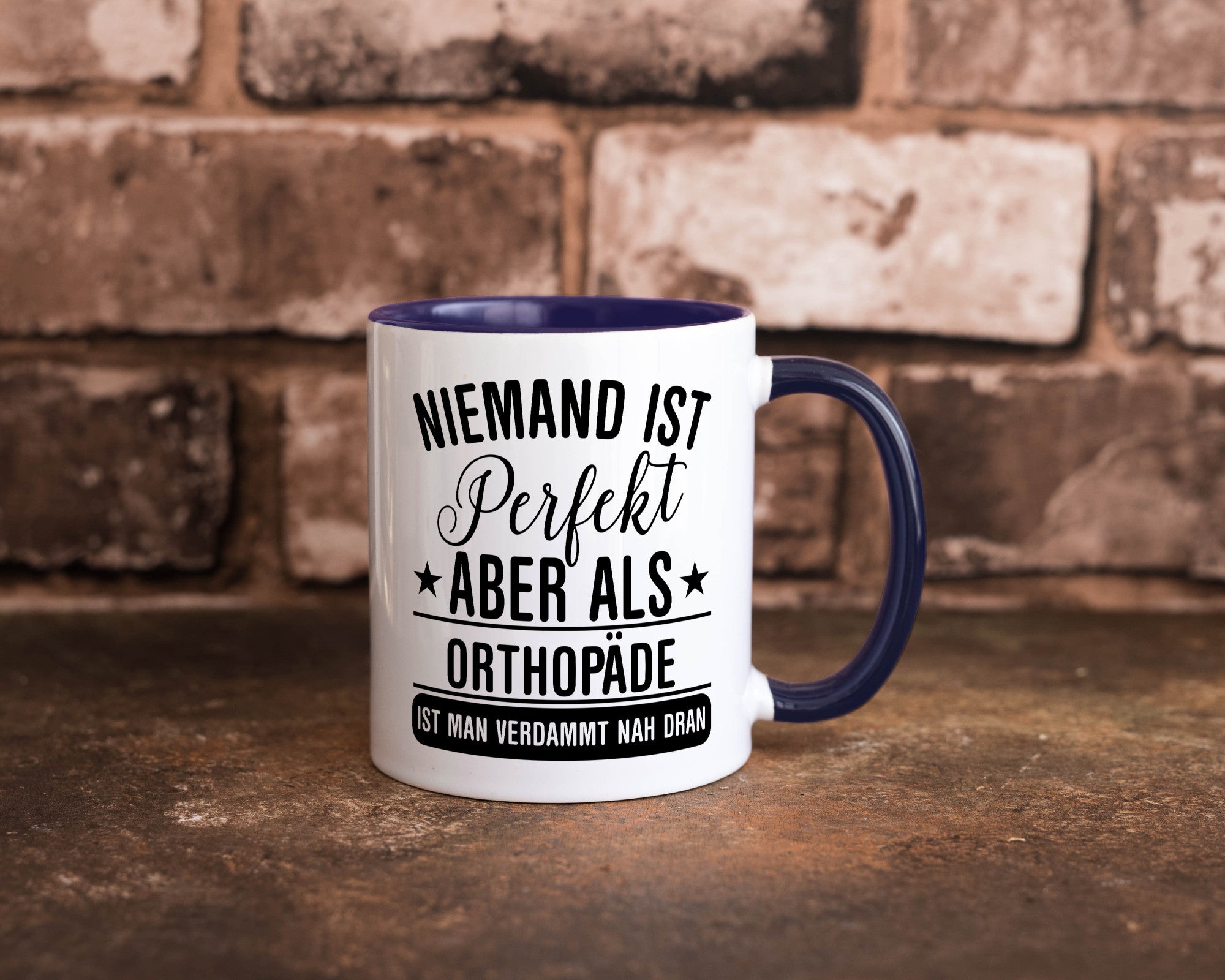 Verdammt nah dran: Orthopäde | Orthopädie Geschenkidee Humor Tasse