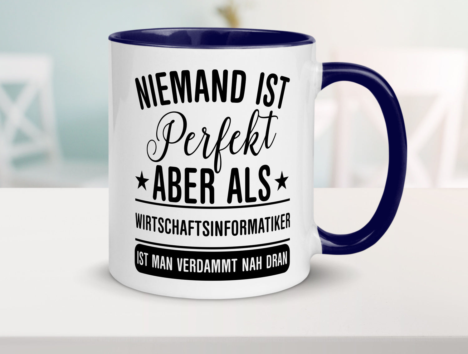 Verdammt nah dran: Wirtschaftsinformatiker | Informatik Humor Geschenkidee Tasse