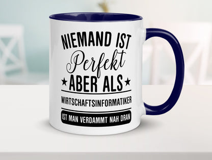 Verdammt nah dran: Wirtschaftsinformatiker | Informatik Humor Geschenkidee Tasse
