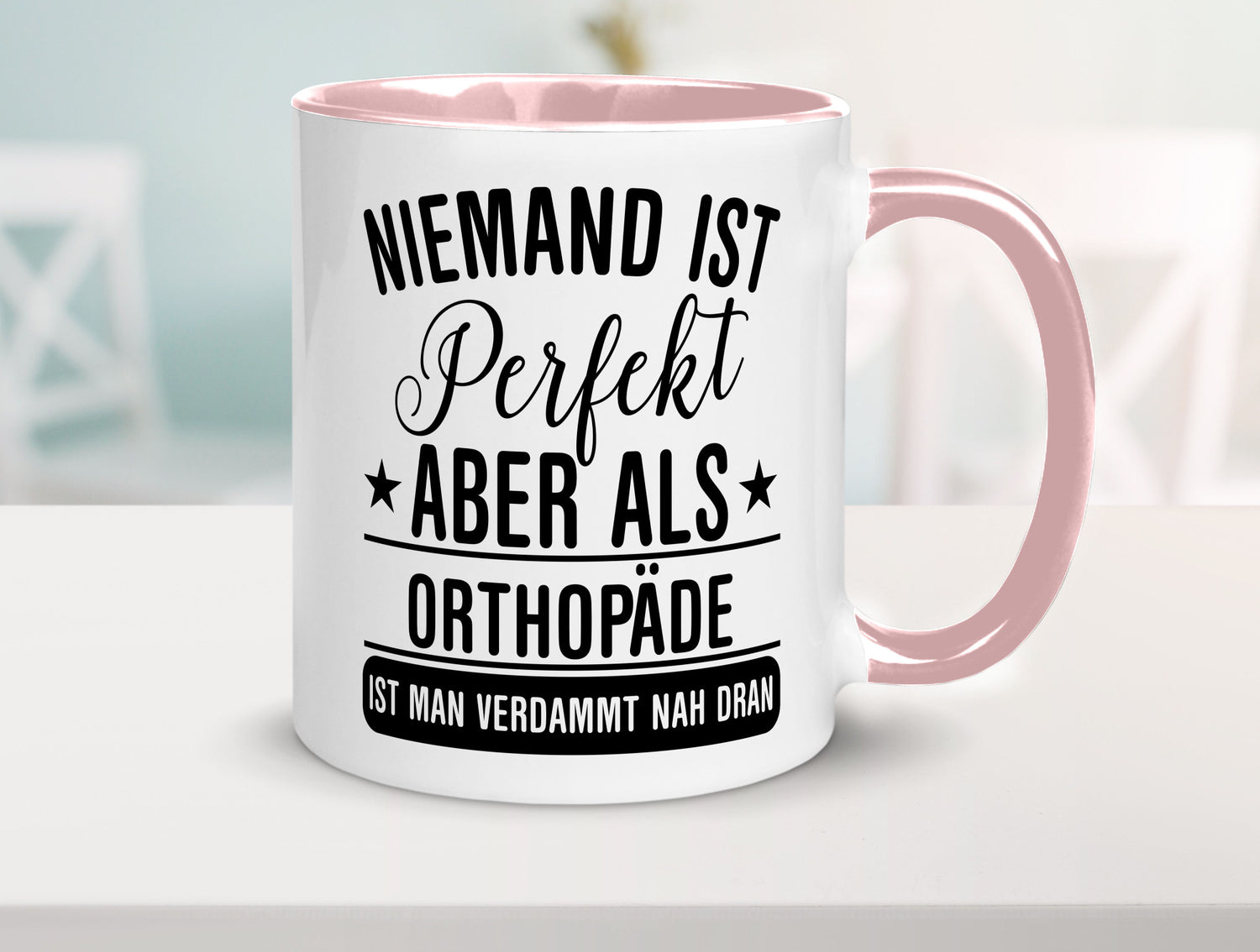 Verdammt nah dran: Orthopäde | Orthopädie Geschenkidee Humor Tasse