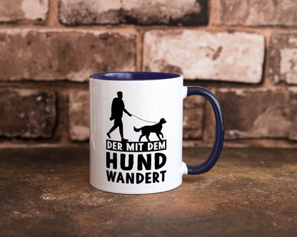 Der mit dem Hund wandert | Mensch Geschenkidee Tierliebhaber Humor Tasse
