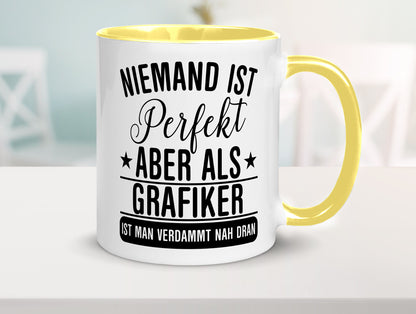 Verdammt nah dran: Grafiker | Grafik Design Humor Geschenkidee Tasse
