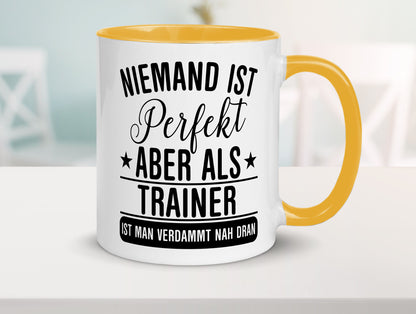 Verdammt nah dran: Trainer | Verein Sport Humor Geschenkidee Tasse