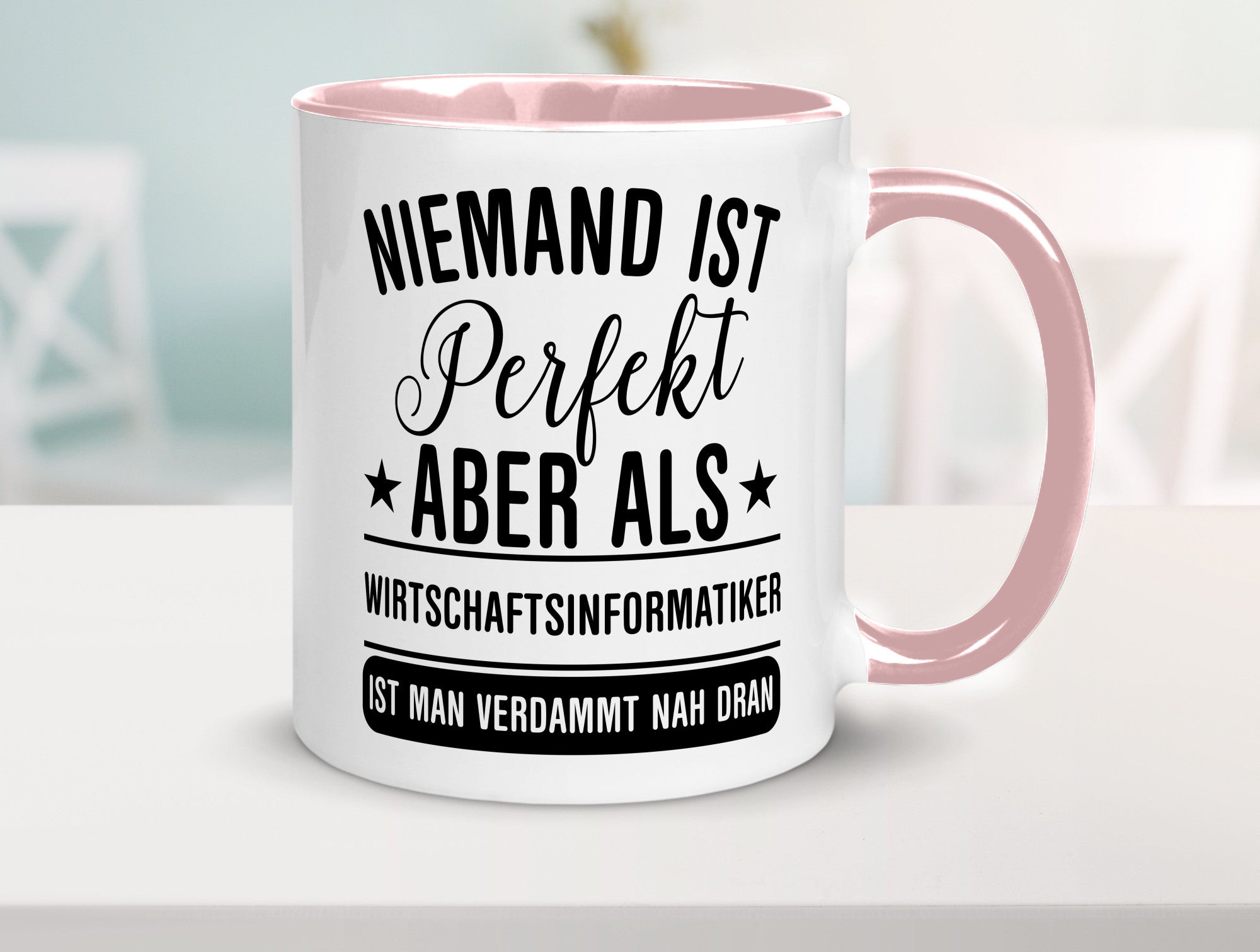 Verdammt nah dran: Wirtschaftsinformatiker | Informatik Humor Geschenkidee Tasse