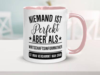 Verdammt nah dran: Wirtschaftsinformatiker | Informatik Humor Geschenkidee Tasse