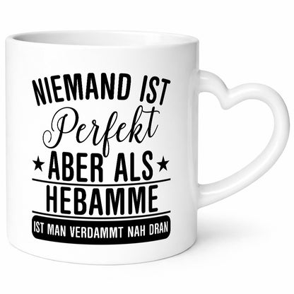 Verdammt nah dran: Hebamme | Geburtshilfe lustig Humor Geschenkidee Geschenk Tasse