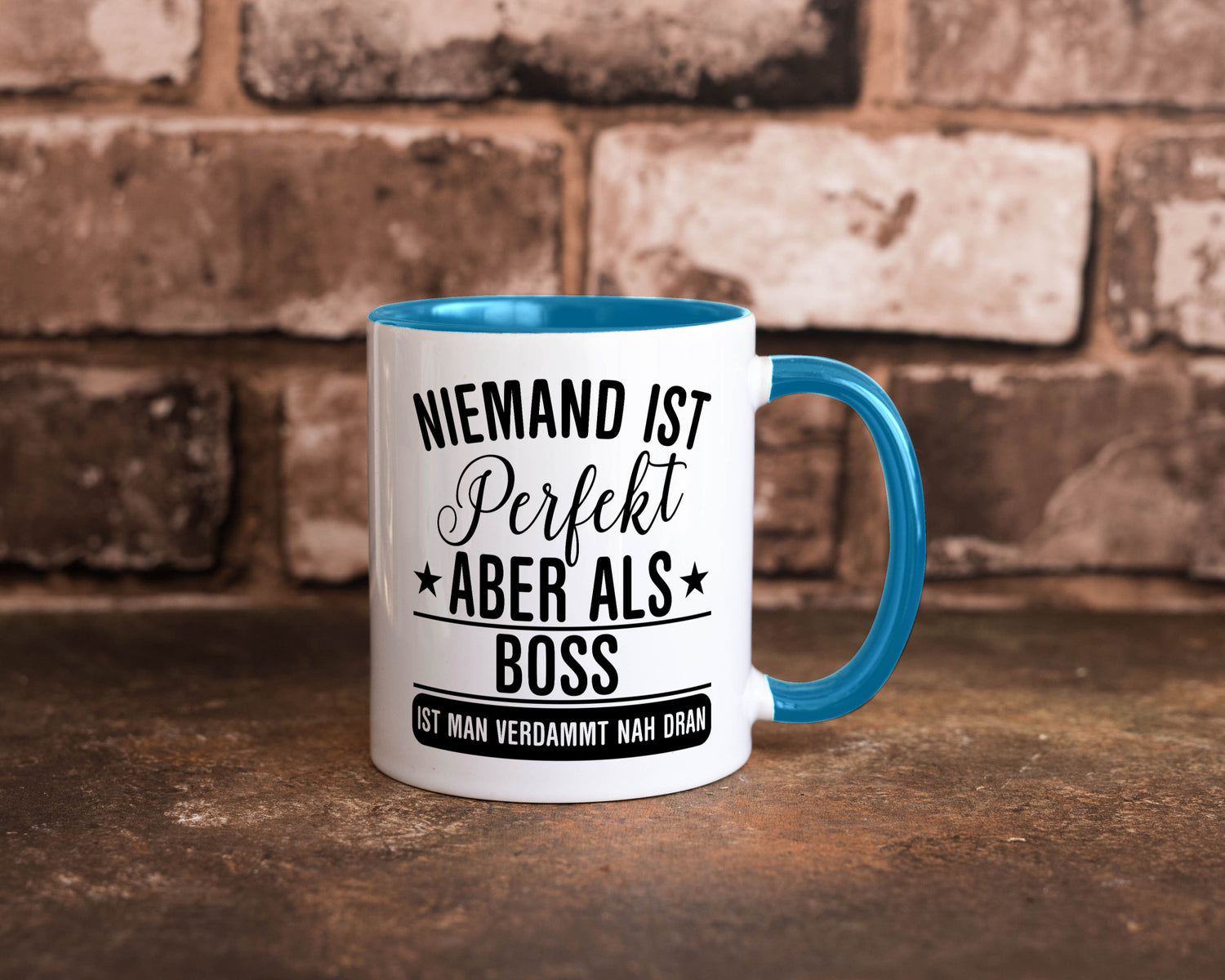 Verdammt nah dran: Boss | Führungskraft Vorgesetzter Humor Geschenkidee Tasse