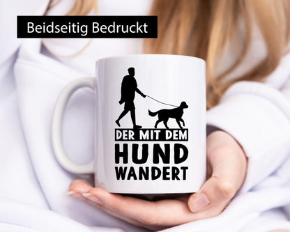 Der mit dem Hund wandert | Mensch Geschenkidee Tierliebhaber Humor Tasse