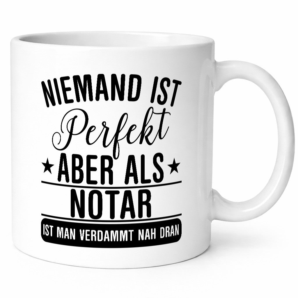Verdammt nah dran: Notar | Jurist lustiger Spruch Geschenk Humor Geschenkidee Tasse