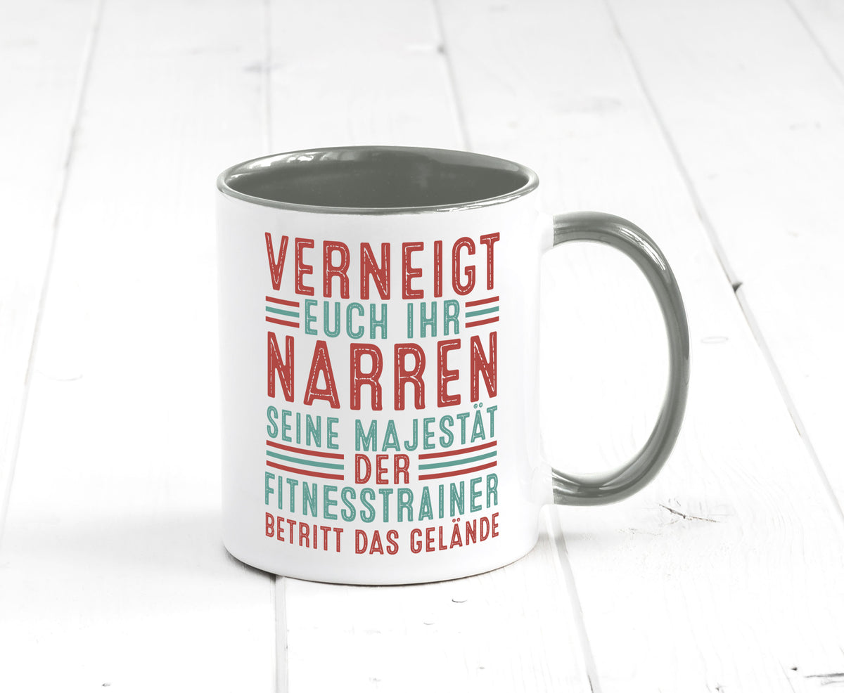 Verneigt euch: Fitnesstrainer | Personal Trainer v2 lustig Humor Geschenkidee Tasse