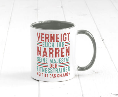 Verneigt euch: Fitnesstrainer | Personal Trainer v2 lustig Humor Geschenkidee Tasse