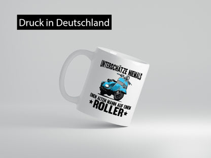 Unterschätze niemals einen alten mann auf einem Roller Humor Geschenkidee Tasse