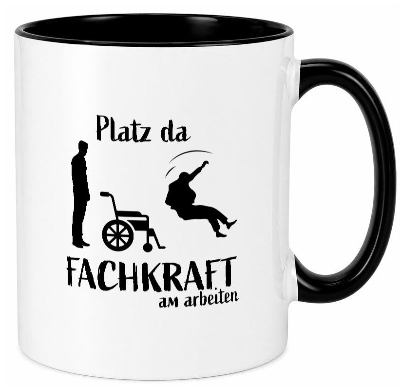 Platz da, Fachkraft | Rollstuhl Menschen lustig Humor Geschenkidee Geschenk Tasse