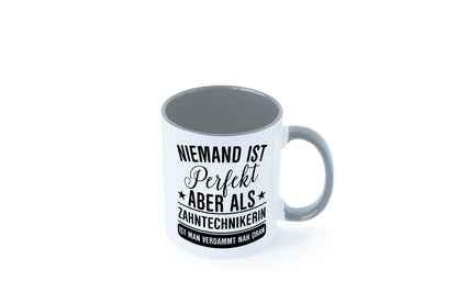 Verdammt nah dran: Zahntechnikerin | Zahnmedizin Humor Geschenkidee Tasse